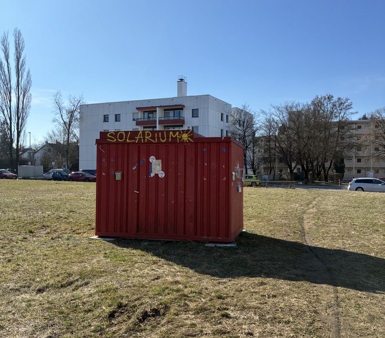 Roter Materialcontainer "Das Solarium" auf der Brachfläche am Westkreuz stehend